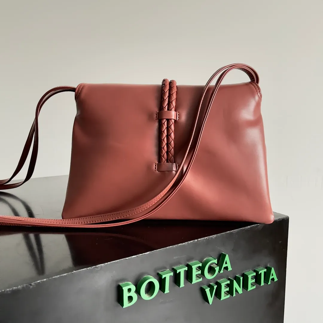 Batch 1520 Inspired by the 1970s, the Bottega Veneta women's logo shoulder bag has a smooth leather surface that brings a clean and handsome feel, just like the neatness and tenacity of a working woman. The front buckle has high-quality hardware pendant body, the overall retro elegance, and the excellent leather feels soft. This Bottega Veneta series can be described as beautiful, weakening the complexity of the outfit, not competing for it, and only using the best quality to interpret itself. Style number: 806030 (small size) Size: 27*16*6cm